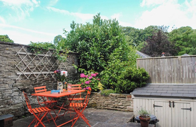 2 COURT COTTAGES, pet friendly, with open fire in Aveton Gifford