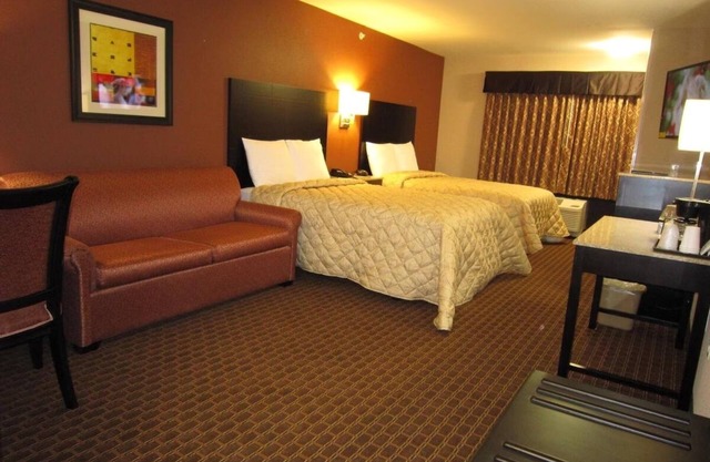 2 Double Beds with Free Breakfast, Close to Menlo Park Mall