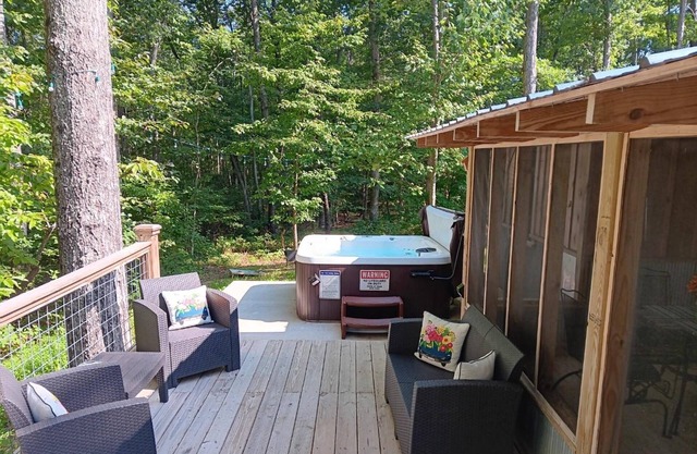 2 Family Cabins - Hot Tub - Fire Pits - Screened in Porches - 2 miles to Cloudland Canyon Park