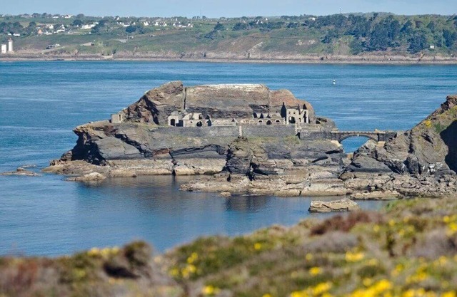 2-Gite 4* NEUF avec SPA intérieur - Jardin clos - mer : Phare de la Jument (2)