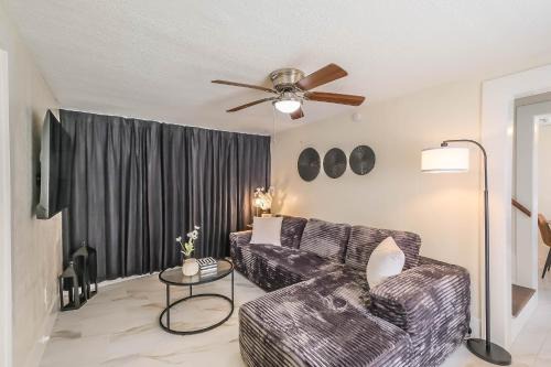 2 Homes In Houston Heights 65 Rooms Sleeps 16