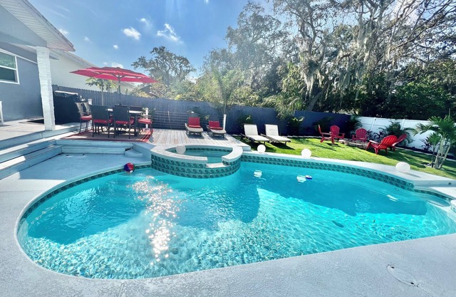 2 homes next to each other.Heated Pool, Spa & Backyard Games!