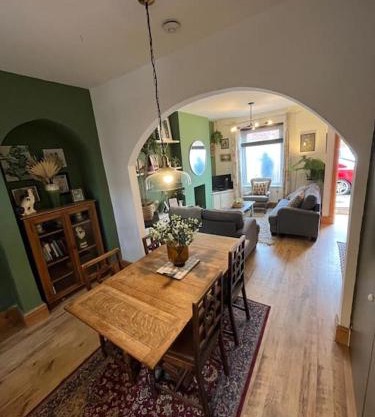 2 Just the Splott Sleeps 6 8mins to Stadium