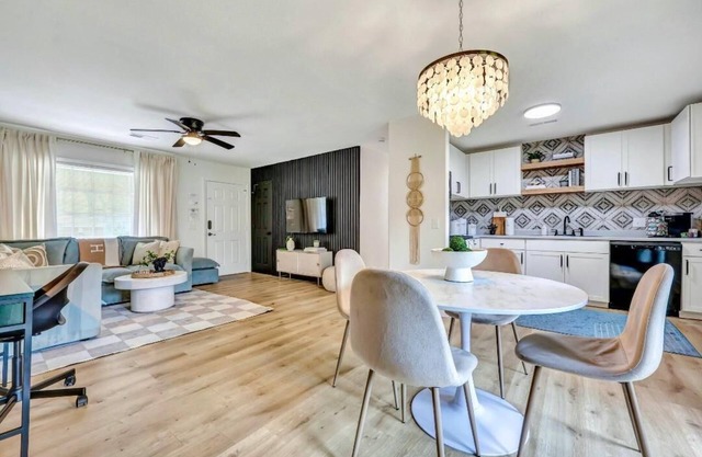 2 Kings 1 Queen, 2 Baths, 5 minutes to Airport, 15 minutes Downtown, Fenced Yard