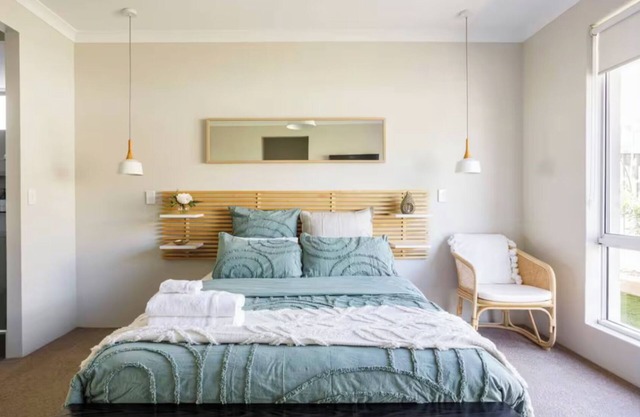 2 Kitchens, 6 Bedrooms, 4 Bathrooms Perfect for groups Close to beach/park/shops
