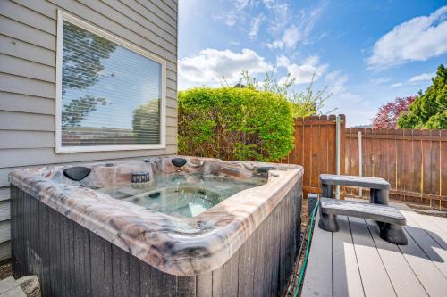 2 Mi to Badger Mountain Hot Tub Haven!