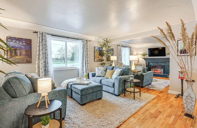 2 Mi to Downtown Flushing: Spacious Retreat!