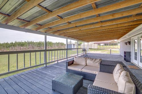 2 Mi to Lake Monticello Home with Large Decks!
