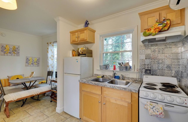 2 Mi to South Boston Speedway: Cozy Tiny Home!