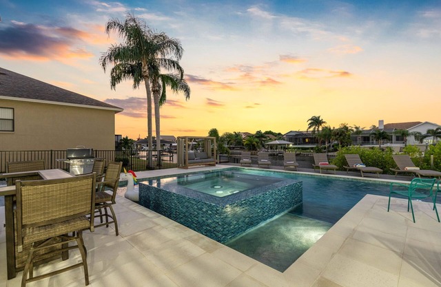 2 Million $ Villa Heated Pool w/Luxury Spa 6BR & 6BR Waterfront by Canal