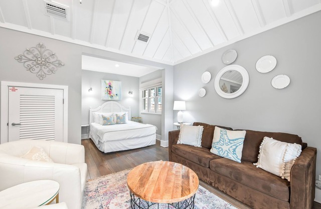 2 Min to Beach, Heated Pool + Rosemary Town Square! Carriage House South of 30A