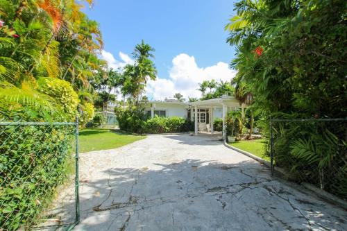 2 minute walk to Beach & Pool - Casual 2-Bed House home by Bluescape