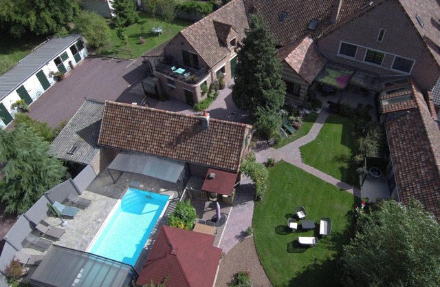 2-person gîte "La Maison de Arya" with jacuzzi and pool access