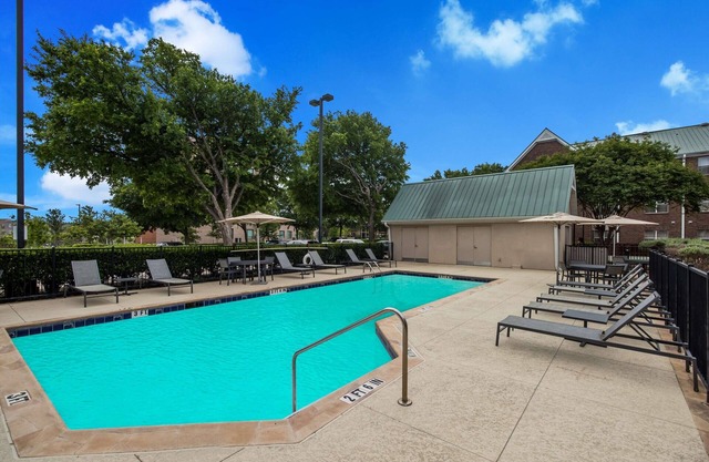 2 Pet-friendly Suites W/Full Kitchen! FREE Breakfast, Parking, Pool, Tennis Ct!
