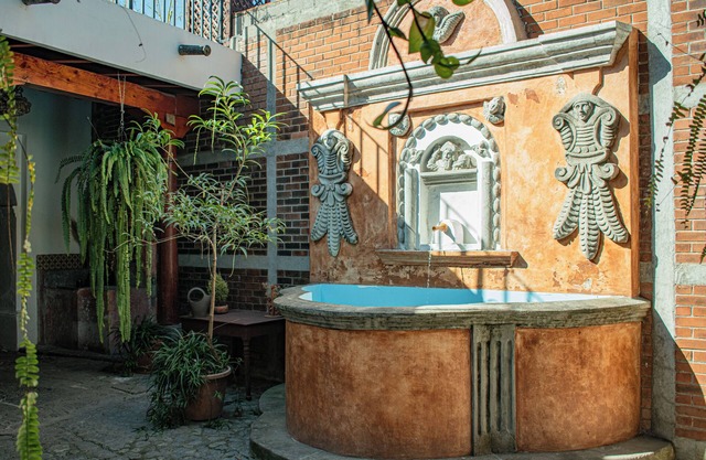 2 Piles: Historic Colonial House