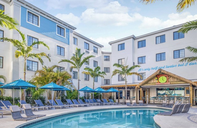 2 Pool View, Pet Friendly Suite with Full Kitchen!