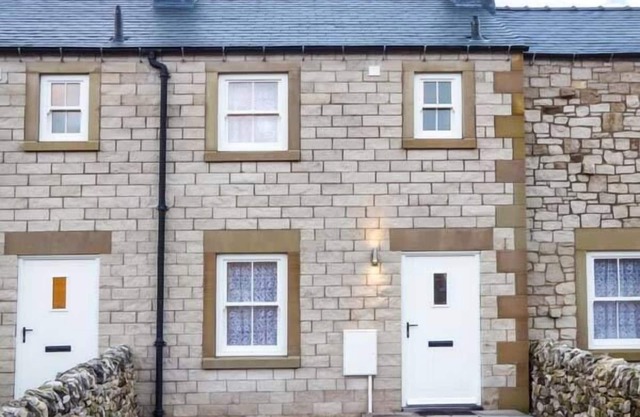2 PRIMITIVE CROFT, pet friendly, with open fire in Chelmorton