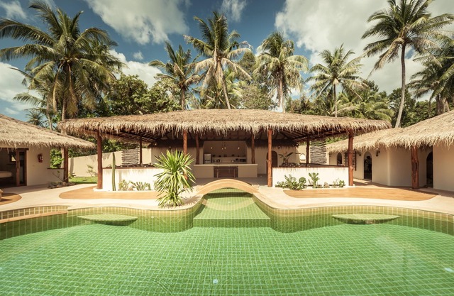 2 Private Tropical villas, 10 bedrooms, Event & Yoga space, for + 20 guests!