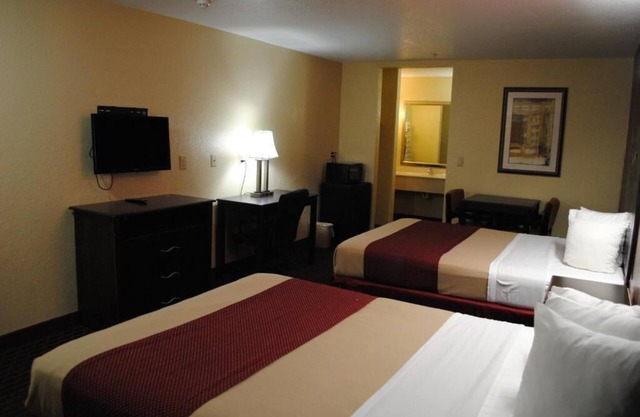 2 Queen Beds Room, Scottish Inns, Free Parking, Located just off I-35