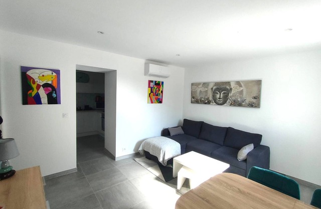 2 room, groundfloor apartment with air conditioning, terrace and private parking