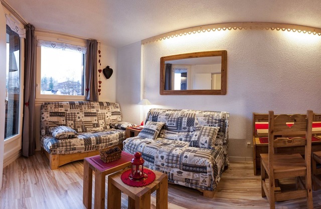 2 rooms, classified 3 stars, not overlooked.