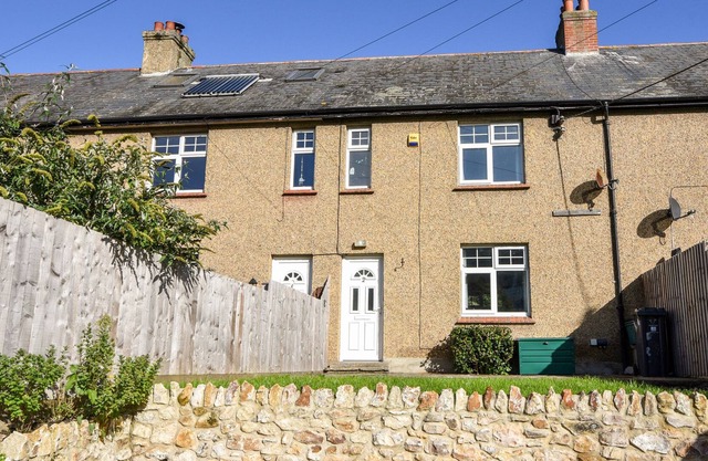 2 SOUTHCOMBE TERRACE, pet friendly, with a garden in Axmouth