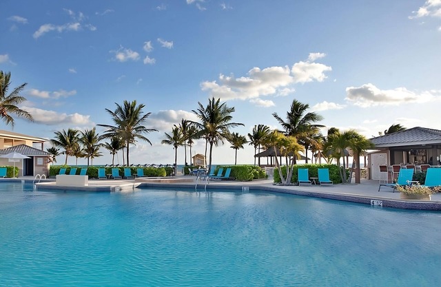2 Spacious Suites w Full Kitchen, Oceanfront Balcony & Pool - Ideal for Families