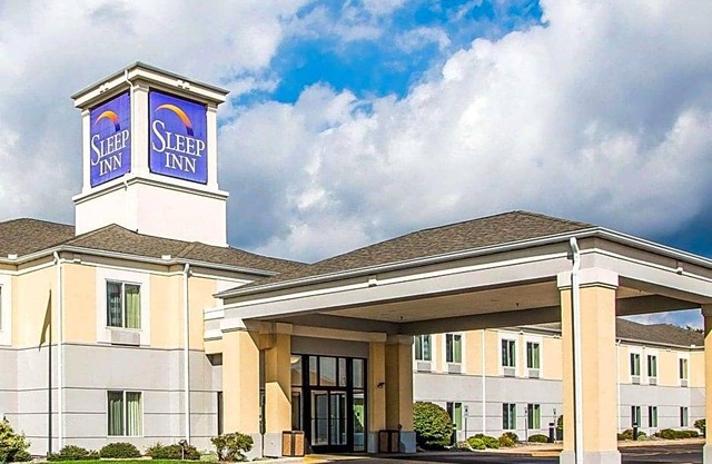 2-Star Hotel ∙ Sleep Inn & Suites Wisconsin Rapids
