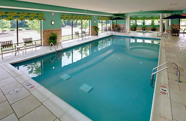 2-Star Hotel ∙ Hampton Inn & Suites Columbus Polaris