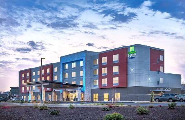 2-Star Hotel ∙ Holiday Inn Express & Suites Salem North - Keizer, an IHG Hotel