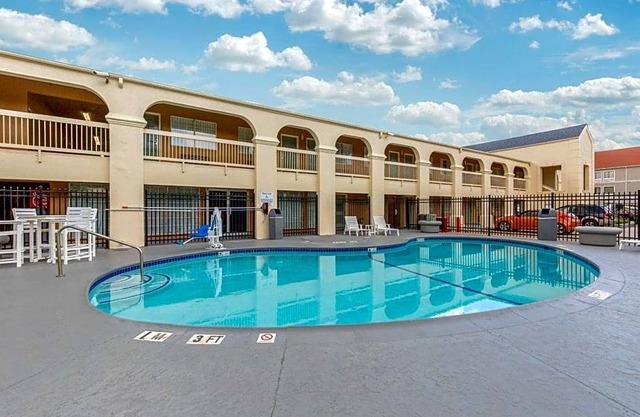 2-Star Hotel ∙ Quality Inn Clute Freeport