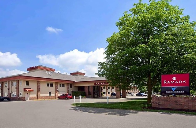 2-Star Hotel ∙ Ramada by Wyndham Saginaw Hotel & Suites