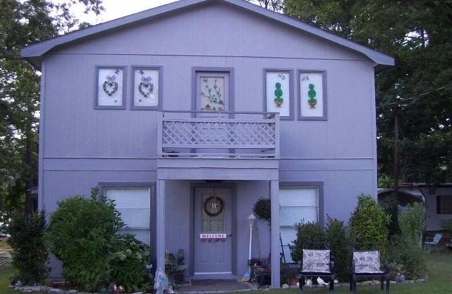 2 Story Cottage at 100+Acre Lake - Come Visit with Us!