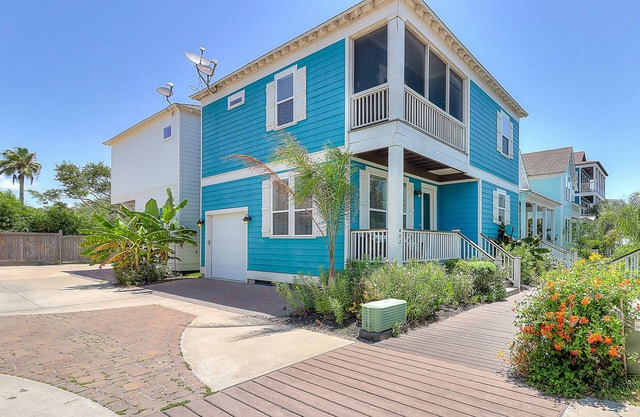 2-story dog-friendly home with balcony, W/D, gas grill & on-site outdoor pool