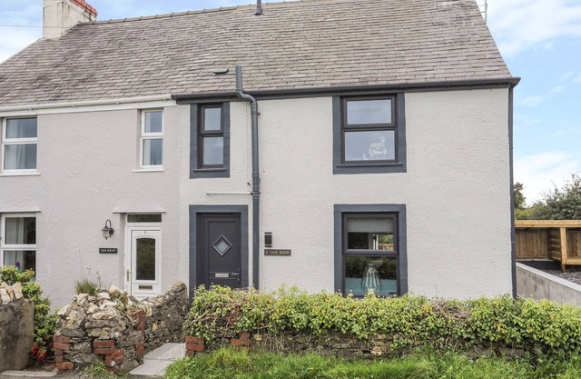 2 TAN RHIW, pet friendly, with open fire in Llanfairpwllgwyngyll