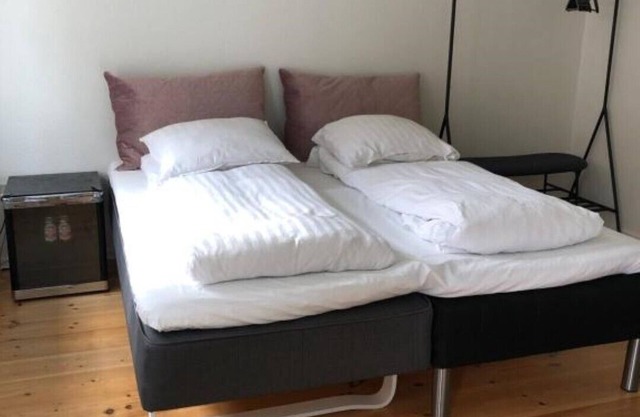2 vær.lejlighed til 4 gæster dobbeltseng og køjeseng, tee køkken, bad og toilet