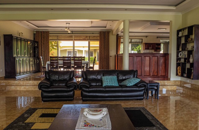 20 mins to Ziwa Rhino Sanctuary- Farm Stay with garden views