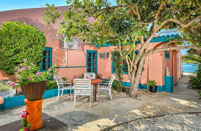 20% OFF FOR FIRST 3 BOOKINGS - NEW Listing - Beachside One-Bedroom Suite