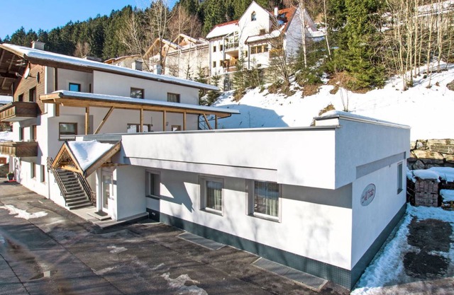 200 m² Apartment ∙ 8 bedrooms ∙ 20 guests