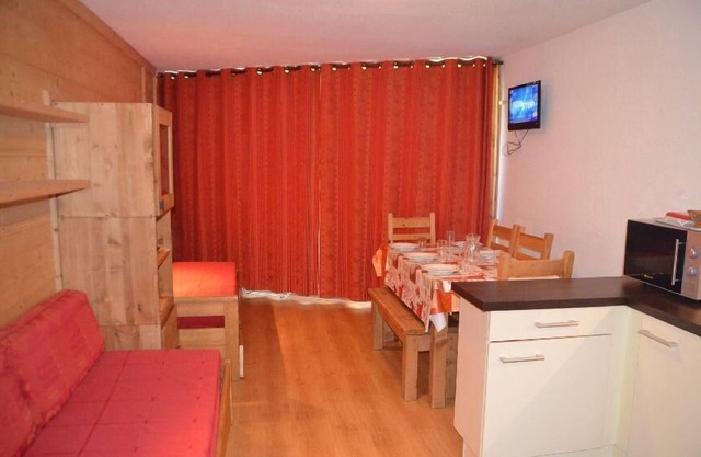 200m from resort center, 6th floor, balcony, tv, ski locker, 36m², Les Menuires