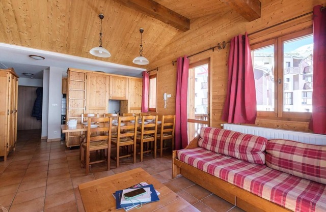 200m from ski slopes, fitness, swimming pool, sauna, hammam, balcony, tv, ski locker, 72m²