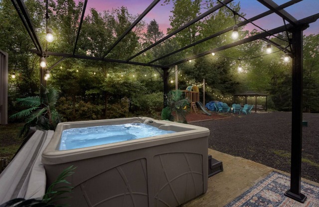215 Coolidge · Leisure-Filled Lakehouse w/Hot Tub, GameRoom, Sauna & More