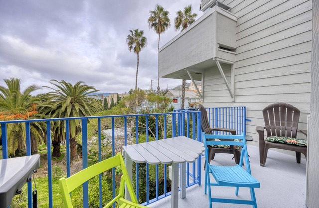 217W: Nicely remodeled condo w/AC, VIEWS, pac'n'play, BBQ
