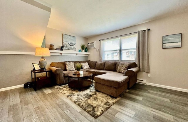 219 Maxwell St - Unit A · Newly Renovated Franklin Flat