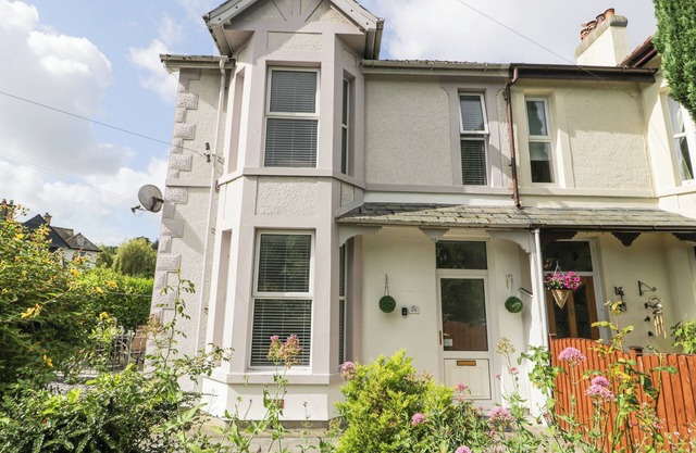 24 CADNANT PARK, with a garden in Conwy