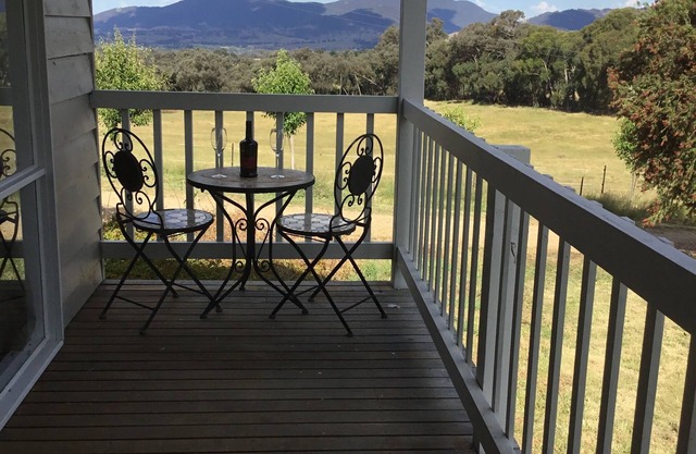 25 acre private farm house less than 3km to Yackandandah township