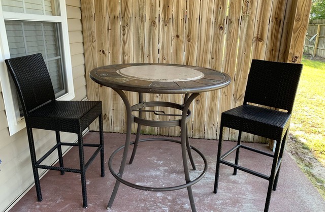 25 minutes from the beach/Ft Walton. Family size Towne home 3 BDR 2 1/2 Bath
