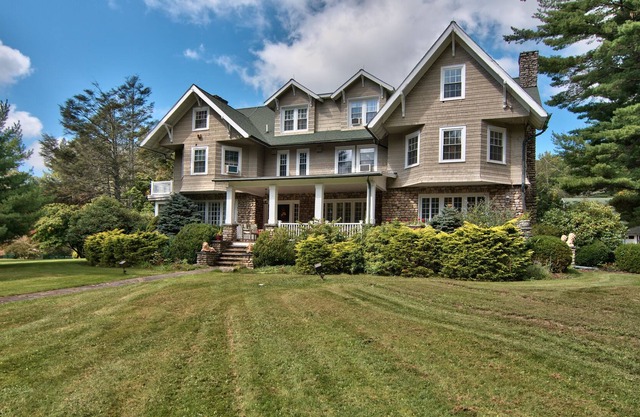 26-acre Estate with pool, tennis court, pond and comfiest beds!