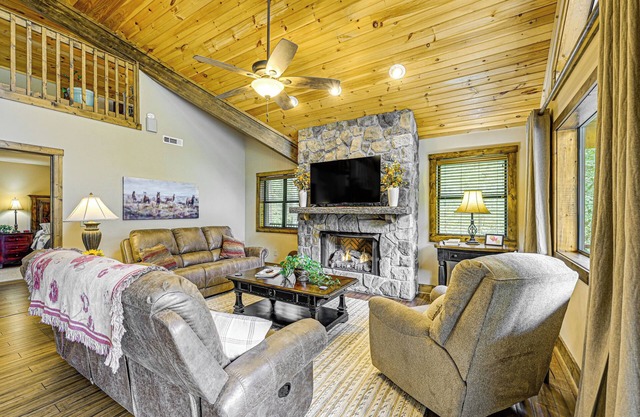 28 Acres: Home w/Barn & Fire Pit Near Franklin!