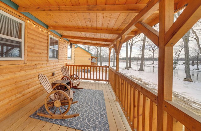 28 Mi to Downtown Louisville: Serene Farm Getaway